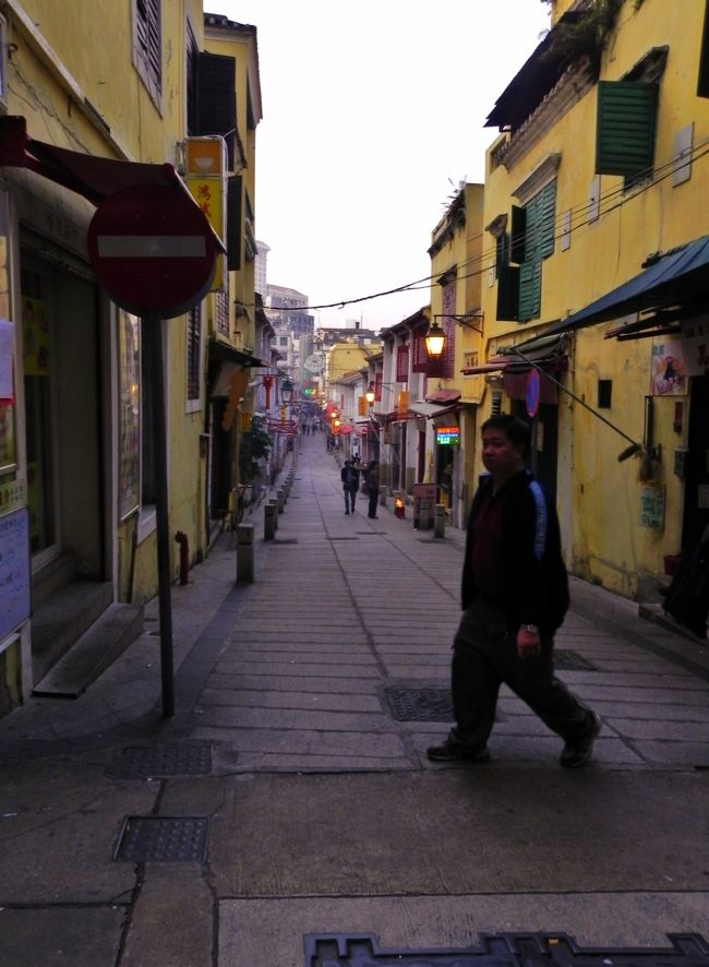 うわ〜〜！<br /><br />この通り一帯はすごいなにやらいてるねぇ、ビシバシ感じます<br /><br />にぎやかでええけど<br /><br />渦巻きだらけ<br /><br />せやけどこの眺めってとっても魔界いやマカオ<br /><br /><br /><br />