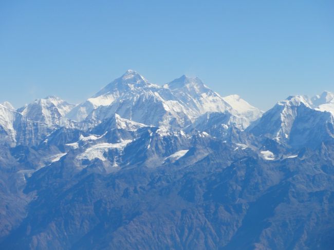 目の前にサガルマータ（エヴェレスト）が。<br />パイロットが指差して説明してくれる。<br />操縦かんをにぎっている人も片手を離してる！！