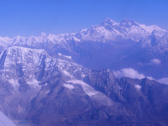 実際はこれくらいの大きさで見えている。<br />西に行くにつれて、チョーオユーなども見える。<br />ずらーっと連なる山脈は文字どおり世界の屋根ヒマラヤ。