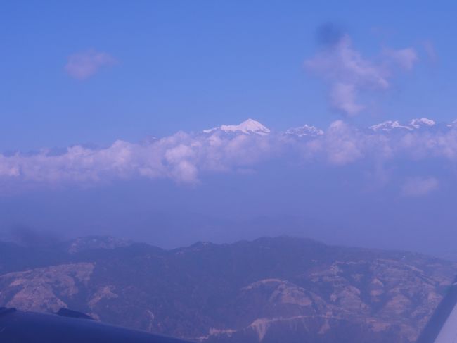 空港が近くなってもまだこのように見える。<br />ちょっと高い場所にいくとヒマラヤが見えるはずだと納得。<br />