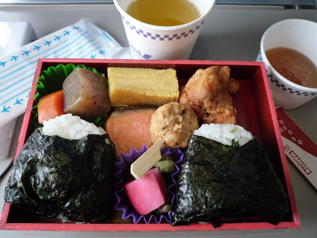 羽田空港で買ったお弁当で機内で昼食