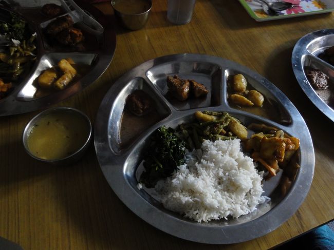 ごちそうがいっぱい。<br />乳製品のパニールが美味でたくさんいただいてしまった。<br />主婦がおかわりを用意してどんどん足してくれるのがネワル式。<br />「おかわりいかがですか？」と客に尋ねるのは失礼にあたるらしい。<br />おなかがいっぱいなら、「プギョ」と言って断ろう。