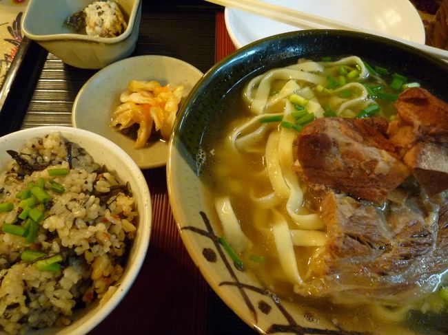 お昼は<br /><br />『謝 名 亭』で<br /><br />沖縄そばとじゅーしーの定食を