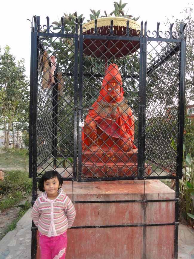 ここにもハヌマーン（サルの王様のようなもの）が。<br />まわりにはシヴァを祭ったたてものや、夫婦の木も植えてある。<br />何と何だったかわすれたが、旅行中あちことで対になった木を目にすることになる。