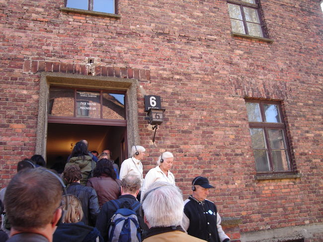 第6ブロック<br /><br />アウシュビッツ強制収容所に送られてきた囚人の一部は、選別なしで直接収容所へ入れられた。大部分は飢え、死刑執行、重労働、拷問、不衛生などの理由によって、死んでいった。選別の時に労働に耐えうると判断され、収容所に送られたユダヤ人もいた。