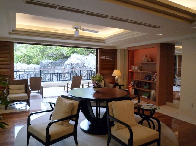 朝食の後は<br /><br />ホテル内の朝市を覘いて<br /><br />図書館でちょっとのんびり