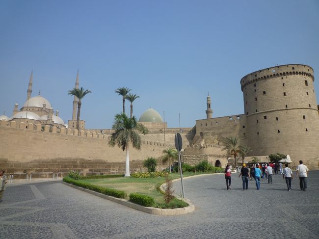 こんにちはメグちゃん　陽子ちゃん<br />今日は、シタデルの軍事博物館入口の職員に・・・・