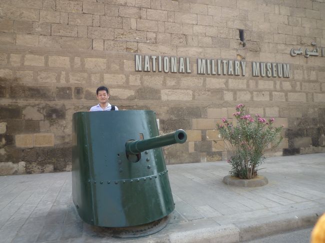 「博物館はまだ開いてない」「日本人だけに秘密の写真スポットを教えてやる」とだまされて２ドルまき上げられました。