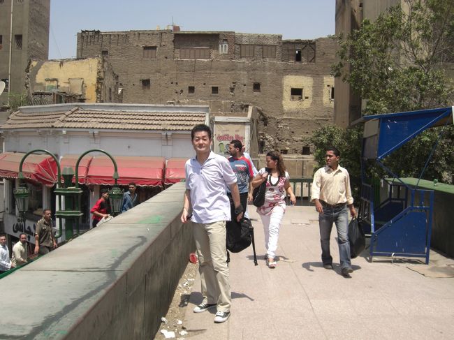 ハーンハリーリを経由して、アズバキーア公園まで歩きました。<br />強烈な日差し、がれきと砂ぼこりとうす黄土色のイスラーム地区をズヴェーラ門の塔の上から見渡すと、ちょうど１２時<br />お昼のアザーンが聞こえました。<br />早くホテルに帰れるように祈りました。