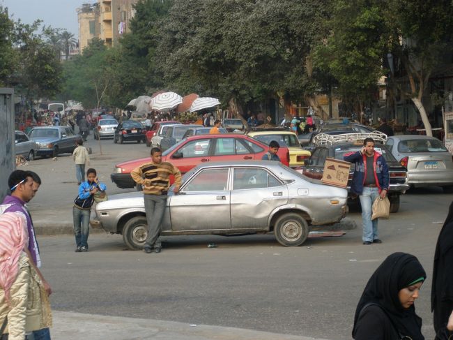 多少ぶつかっても気にしないせいかこちらの車はでこぼこです。