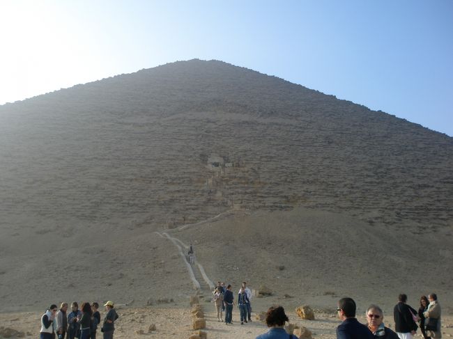 赤のピラミッド。中へ入れます。２０分ほどで安置室まで行けますが、すごいにおいがします。ガイドの説明によると人の息がたまってくさくなるのだそうです。１時間以上居るとおかしくなるとか。確かに換気装置はありませんでした。