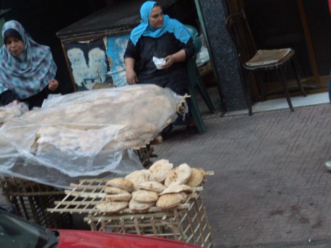 地元のパンの販売です。ちょっとインドの「ナン」に似ている。