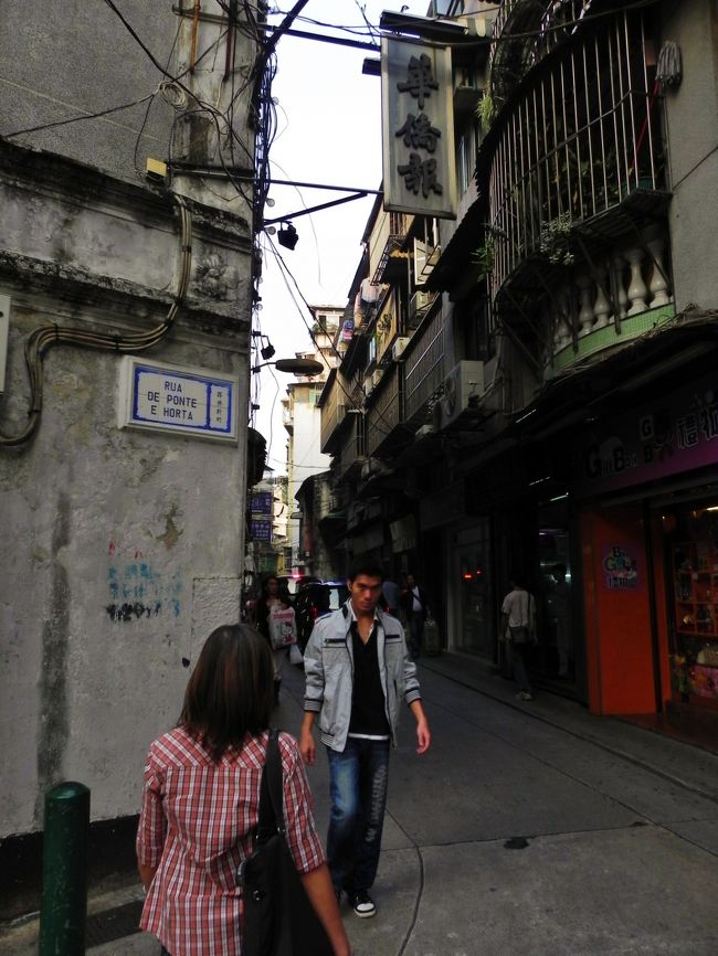 標識はタイルになってるし、石畳なるのももうすぐか