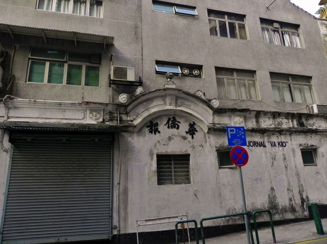 ここのシャッターの下あたりも渦巻いてる<br /><br /><br /><br /><br /><br />