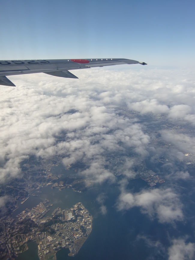 飛行機は13:35に7番スポットを離れ、滑走路05(D滑走路)を13:50に離陸しました。<br /><br />ベルトサインは点灯したままでしたが横浜市南方で電子機器の使用がOKになり早速撮影タイムです。