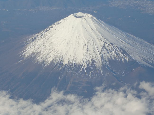 富士山の周りは雲が無く綺麗な富士山を上空から見ることができました。<br />