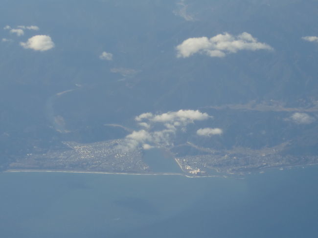 上空より新宮付近、川は熊野川ですね。