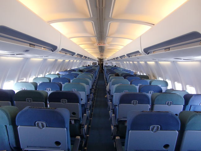 機内サービスが一段落したところで席を立ちました。<br /><br />最後方より機内の様子です、この日はかなり空いていて空席が目立ちます。