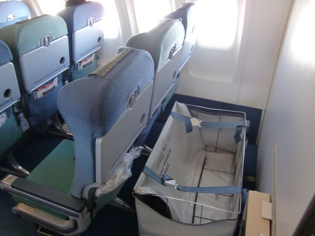 最後部の座席と壁の間には荷物置き場のような所があります、<br />同じ737でもここが2列分くらいの座席が置けそうな妙に広いスペースのある機材があります。