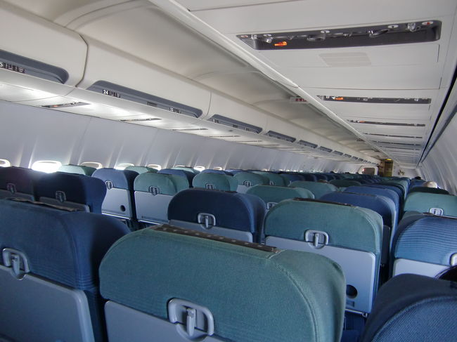 自席より機内の様子。<br /><br />機内サービスが落ち着くと機内の照明が落とされます。