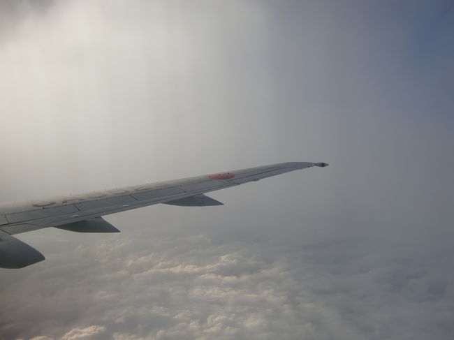 天気が良くないようで地上は雲に覆われたまま、<br />そろそろ石垣に向け着陸態勢に入ります。<br /><br />