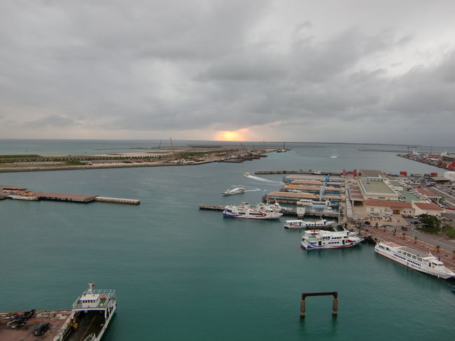部屋からは石垣港が一望、天気が良ければ美しい夕日が見られます。