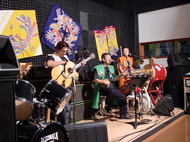 このお店では木曜を除く毎日19:30と20:30の2回島唄ライブが行われます。<br /><br />島唄を聞きながら、郷土料理に舌鼓。