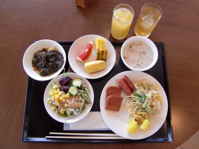 朝食はバイキングです。<br /><br />沖縄らしい食材もあります。