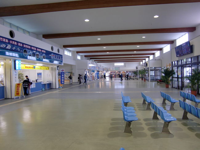 離島桟橋ターミナル内部。<br /><br />ちょっとした空港みたいですね。<br /><br />石垣空港のターミナルより広いかも(笑)<br /><br />今は立派なターミナルですが、以前は現在閉鎖中のホテルハーバー石垣島の辺りに桟橋があり、特に待合室などもなかったと思います。