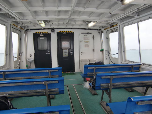 後部はデッキになっていてベンチが並んでいます。<br /><br />客室よりこちらの方が楽しいのでこちらに座ります。