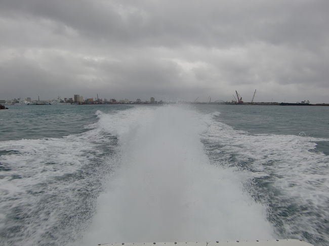 遠ざかる石垣の街。