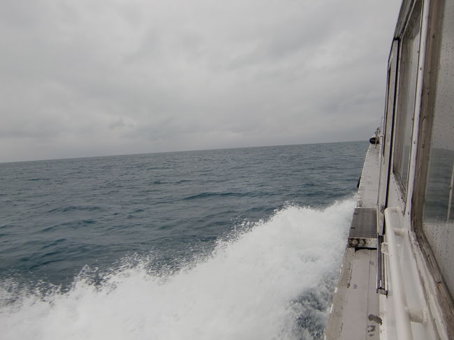 港外に出ると速度を上げて航行。