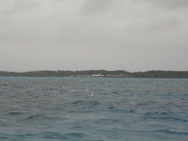 左に黒島が見えてきました。