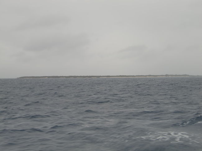 黒島の向こうには新城島。<br /><br />こちらの島は定期船が就航していないので行きにくい島です。<br /><br />八重山で唯一行ったことがない島なのでいつか行ってみたいものです。