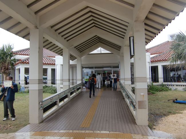 大原港・ターミナル<br /><br />船が到着するとレンタカー屋さんや、宿の迎えの人が待ち構えています。