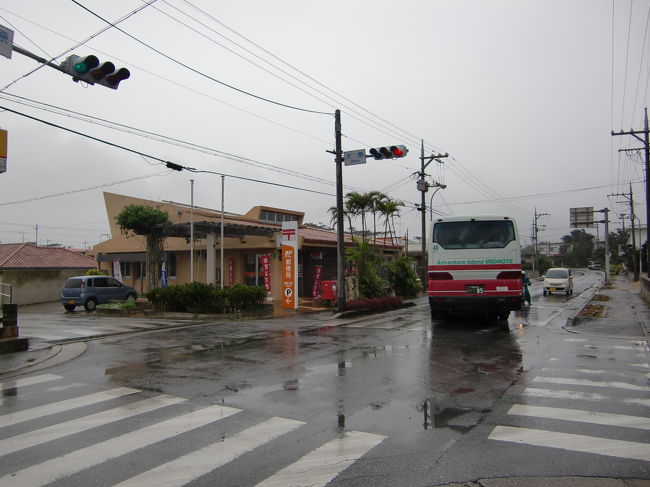 西表島唯一の信号、子供が信号の意味を知らないと困るので教育用としてあるようです。<br /><br />走っているバスは羽田空港で走っている京急の空港リムジンバス(の中古)ですね、<br />バスはこのほか都バスや神奈中バスがそのままの塗装で走っています。