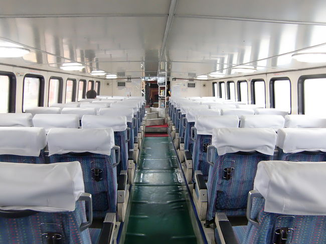 客室内の様子<br /><br />帰りも客室ではなく後ろのデッキに座りました。