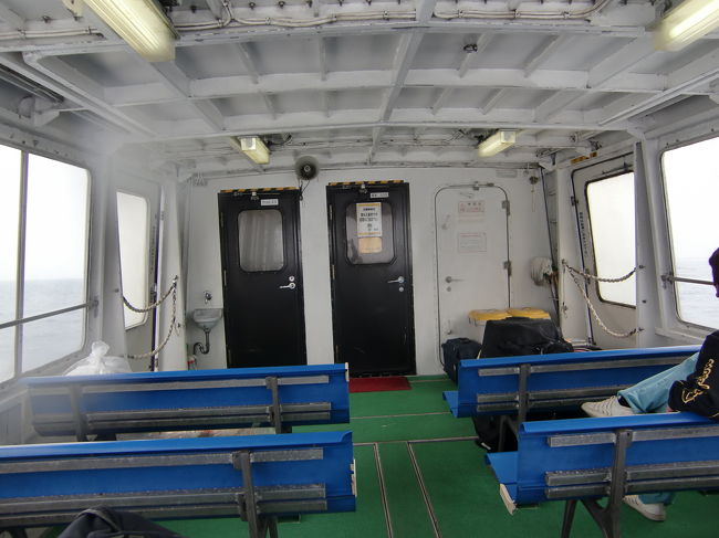 後部デッキの様子<br /><br />エンジンに最も近い最後部のベンチに座りましたが、<br />耳をつんざくような爆音とエンジンからの熱気で快適とは言えませんが、<br />高速船はここの席が一番楽しいです。