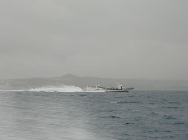 竹富沖から他の高速船と並走。