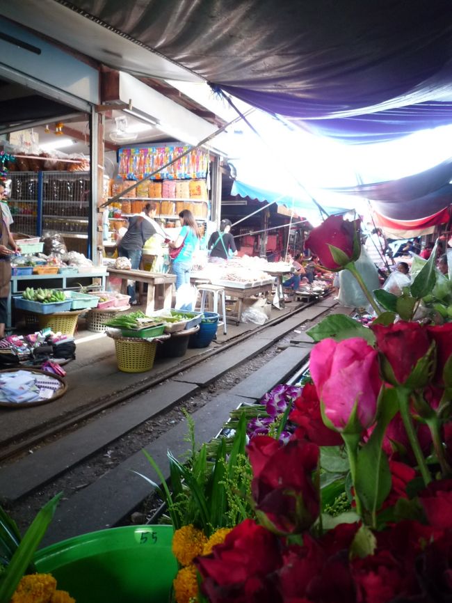 列車を待ちつつ、市場を散策<br />売っているものは、野菜とか果物とか<br />魚なので、<br />お土産には構内で売っている<br />鉄道市場のTシャツ　1枚199B（値下げ可能）<br />や、ストラップ、キーホルダーなどが良いかと。