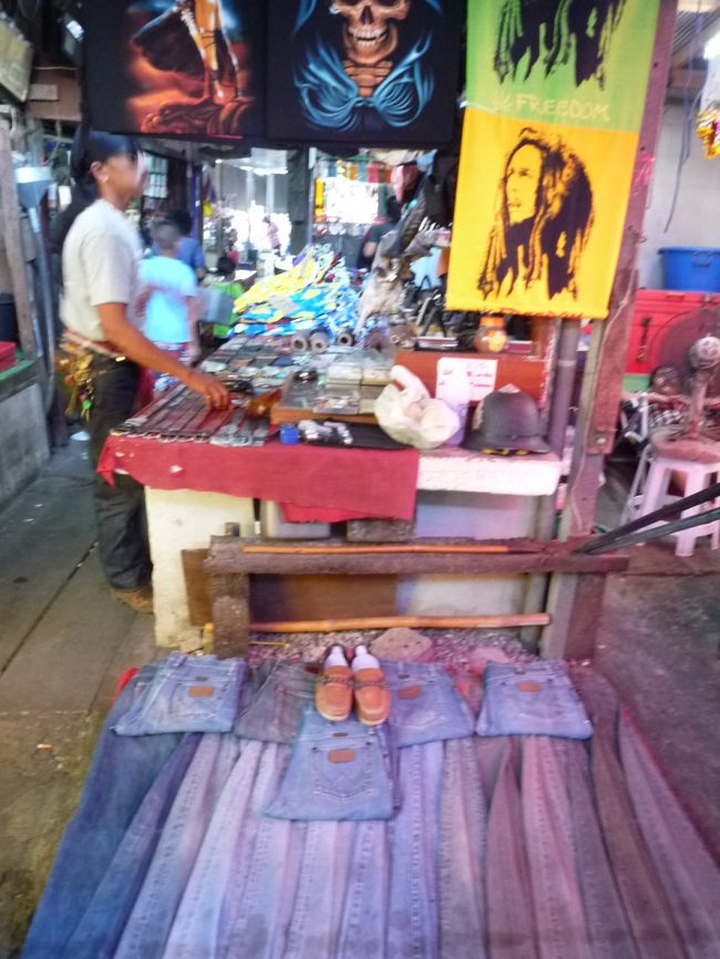 市場内に1件だけ　おしゃれ？なジーンズ＆革もの屋があった。<br />