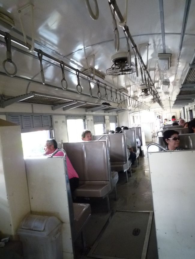 車内はけっこう綺麗。<br /><br />ゆっくり鉄道の旅もいいかもしれない。