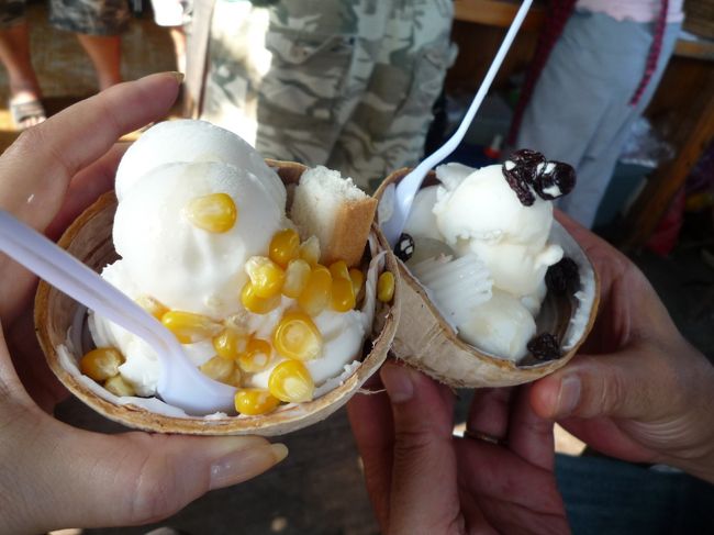 Amphawaへ移動<br /><br />着いてすぐに　蛍船の予約<br />現在　50〜60B/1人<br /><br />19時出発まで、<br />水上市場散策、食事、買い物、マッサージと盛り沢山に<br />観光できる。<br /><br />まず、ココナツアイス<br /><br />トッピング2つ（自分はコーンとパン）で25B<br />ココナツのジュースは無料<br /><br /><br />