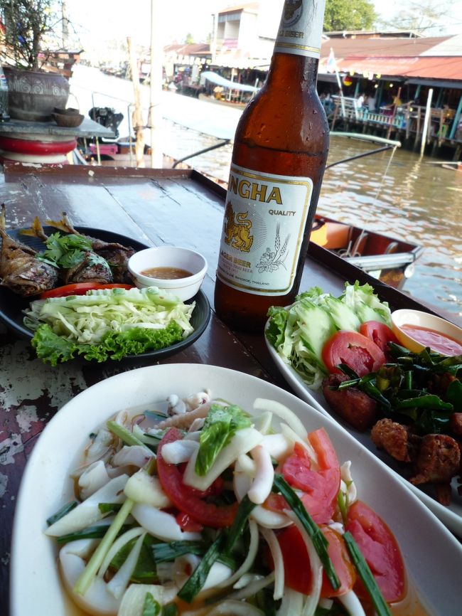 友人は辛いのが苦手なので<br /><br />唐辛子抜きのイカのサラダ<br />シーフードのチャーハン<br />鶏肉の塩から揚げ<br /><br />を注文<br /><br />ビールはシンハー<br />