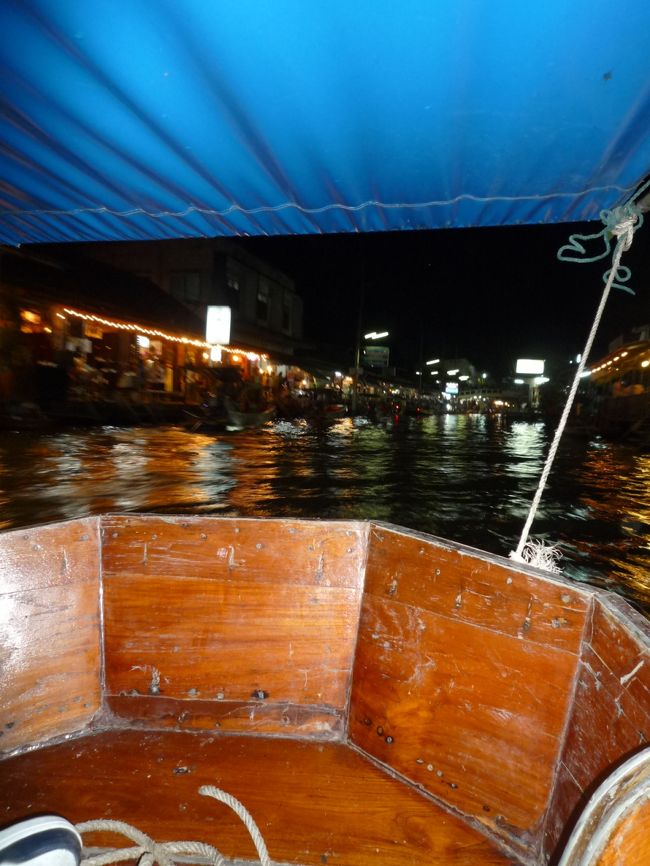 雨季じゃないので、蛍はちらほらしか居ません。<br /><br />しかも　光り方が早いので、<br />電池が切れそうな電飾か・・・？という感じ。<br /><br />情緒もへったくれもないところが　タイらしい。<br /><br />蛍鑑賞は、一時間で終了<br /><br />けっこう肌寒いので（ビール飲みながらだからかもしれませんけど）<br />なにか、羽織るもの持参だといいかも。<br />と言いつつ　過去4回とも持って行ってませんけど・・・<br />