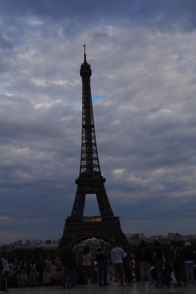 シャルル・ド・ゴールエトワール駅から、<br />メトロ６号線でトロカデロ駅へ。<br />駅前のシャイヨー宮からは、<br />エッフェル塔をきれいに眺めることができます。