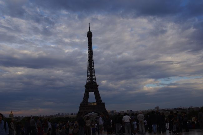 ここには観光客や、<br />物売りが沢山います。