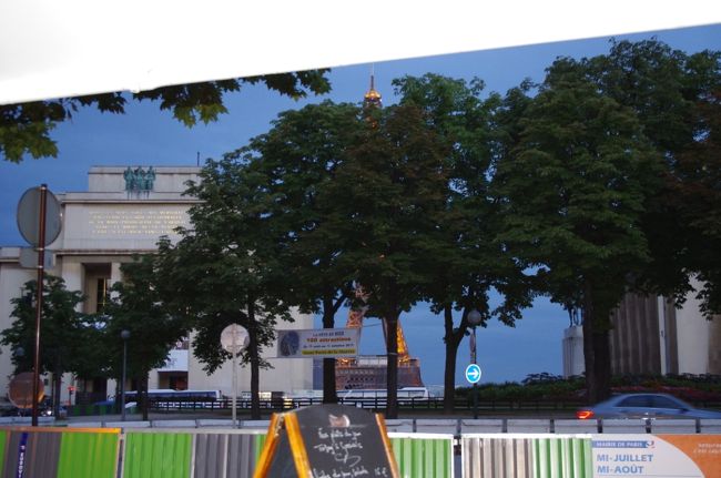 エッフェル塔がライトアップされる前に、<br />エッフェル塔近くのレストランで、<br />夕食を済ませましょう。<br />うーん、木がなければばっちりエッフェル塔を眺めながら、<br />食事ができるんだけど。。。