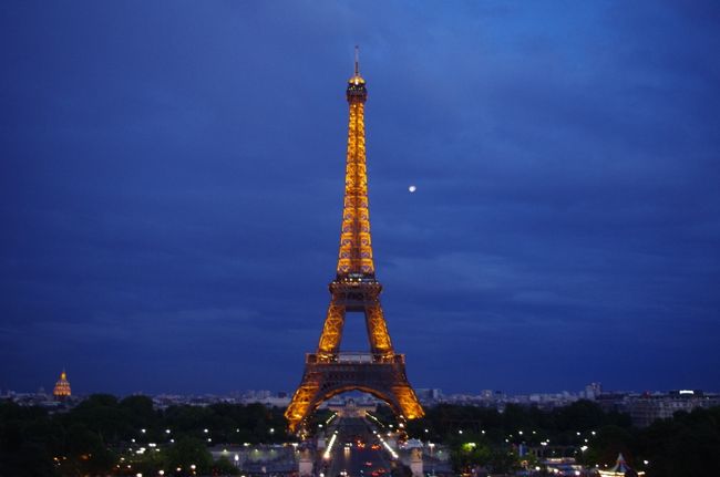 ライトアップされました♪<br />やっぱエッフェル塔は夜のがいいわ〜。