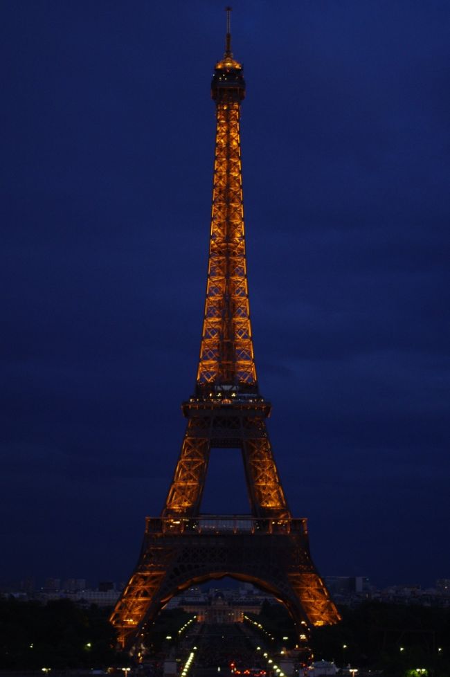 エッフェル塔は、１８８９年３月、<br />パリ万国展覧会のためにつくられました。<br />完成されるまでの道のりはかなり険しいものでした。<br />沢山の石造りの歴史的建造物が街を彩るパリに、<br />巨大な鉄塔を建てることに異を唱える者も多かったようです。<br />でも、今では、エッフェル塔は、<br />パリの景観になくてはならないものになりました。